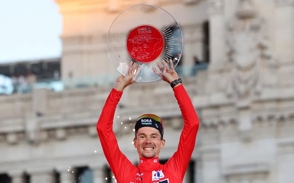 Cycling - Vuelta a Espana - Stage 21 - Madrid to Madrid - Spain - September 8, 2024 Red Bull - Bora - Hansgrohe's Primoz Roglic celebrates on the podium with a trophy after winning the Vuelta a Espana REUTERS/Isabel Infantes / Foto: Isabel Infantes
