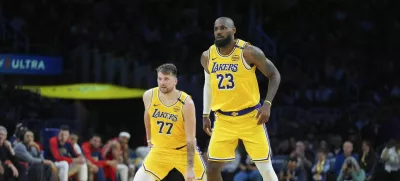 Los Angeles Lakers' LeBron James (23) and Luka Doncic (77) watch action during the second half of an NBA basketball game against the New Orleans Pelicans Tuesday, March 4, 2025, in Los Angeles. (AP Photo/Jae C. Hong) / Foto: Jae C. Hong
