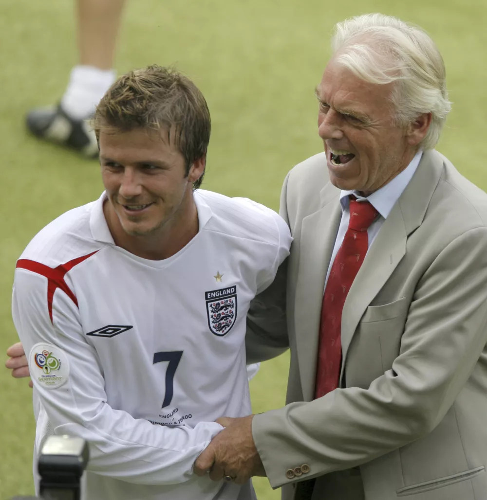 FILE - England's David Beckham shakes hands with Trinidad and Tobago's coach Leo Beenhakker, right, during their World Cup Group B soccer match in Nuremberg, Germany, Thursday, June 15, 2006. (AP Photo/Ivan Sekretarev, File) / Foto: Ivan Sekretarev