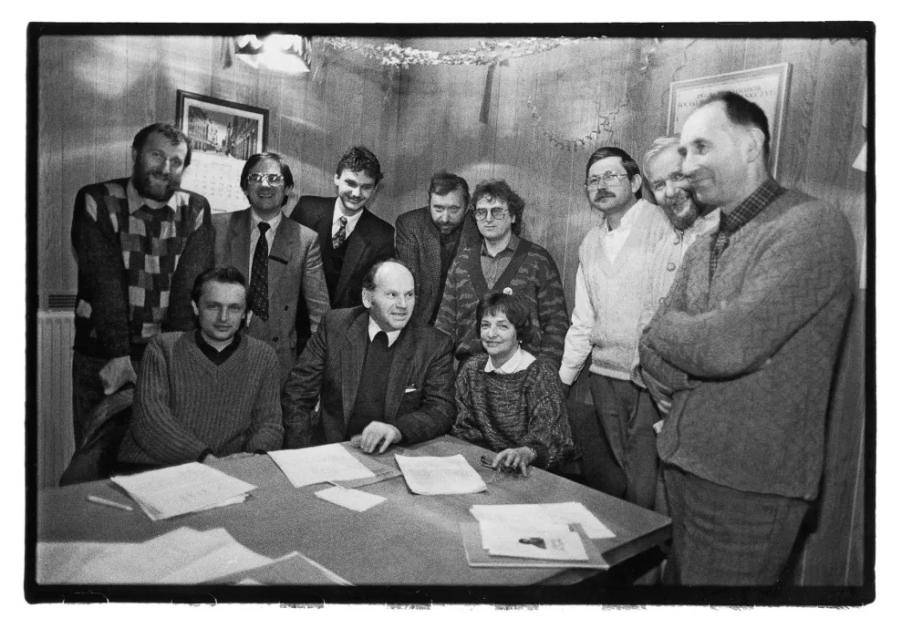 Silvester Plahutnik (četrti z desne) na znameniti fotografiji ob ustanovitvi Demosa leta 1989 Foto: Tone Stojko&nbsp;