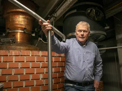 Stanislav Budič: Mirno lahko rečem, da je danes v Sloveniji 90 odstotkov vseh žganih pijač iz sadja, ki se prodajajo po trgovinah, narejenih vsaj z dodatkom čistega alkohola, če že ne povsem iz njega. Foto: Luka Cjuha