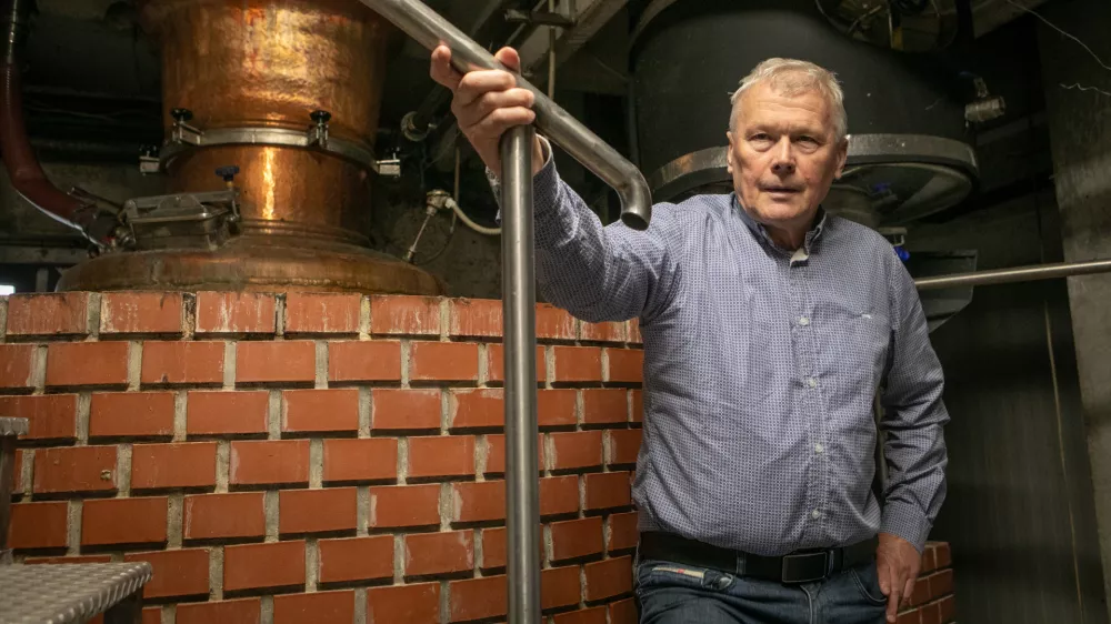 Stanislav Budič: Mirno lahko rečem, da je danes v Sloveniji 90 odstotkov vseh žganih pijač iz sadja, ki se prodajajo po trgovinah, narejenih vsaj z dodatkom čistega alkohola, če že ne povsem iz njega. Foto: Luka Cjuha