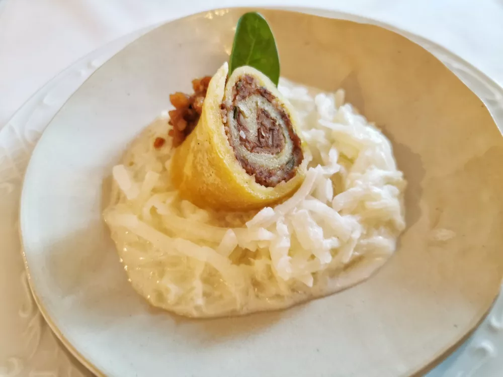 Krompirjev &scaron;trukelj s fižolom in smetanova repa, Gostilna Mencinger