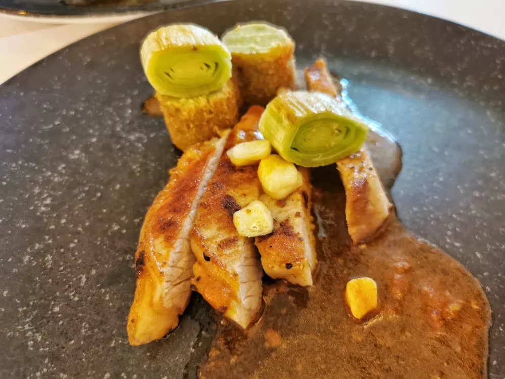 Zarebrnica kr&scaron;kopoljca s česnovo omako, Gostilna Mencinger