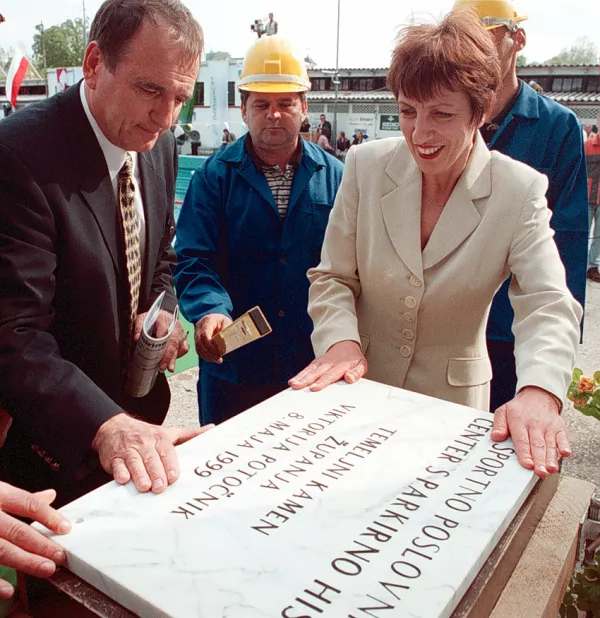 Temeljni kamen za plavalno-gimnastični center Ilirija je postavila nekdanja županja Viktorija Potočnik. To plo&scaron;čo je občina dala vdelati na pohodno plo&scaron;čad ob Celov&scaron;ki cesti. Foto: Bojan Velikonja&nbsp;