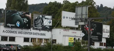 V letih pred začetkom gradnje novega kopališča s pokritim olimpijskim bazenom so se na pročelju Ilirije namnožili oglasni panoji, ki so kazili podobo starega Bloudkovega športnega objekta. Foto: Luka Cjuha 