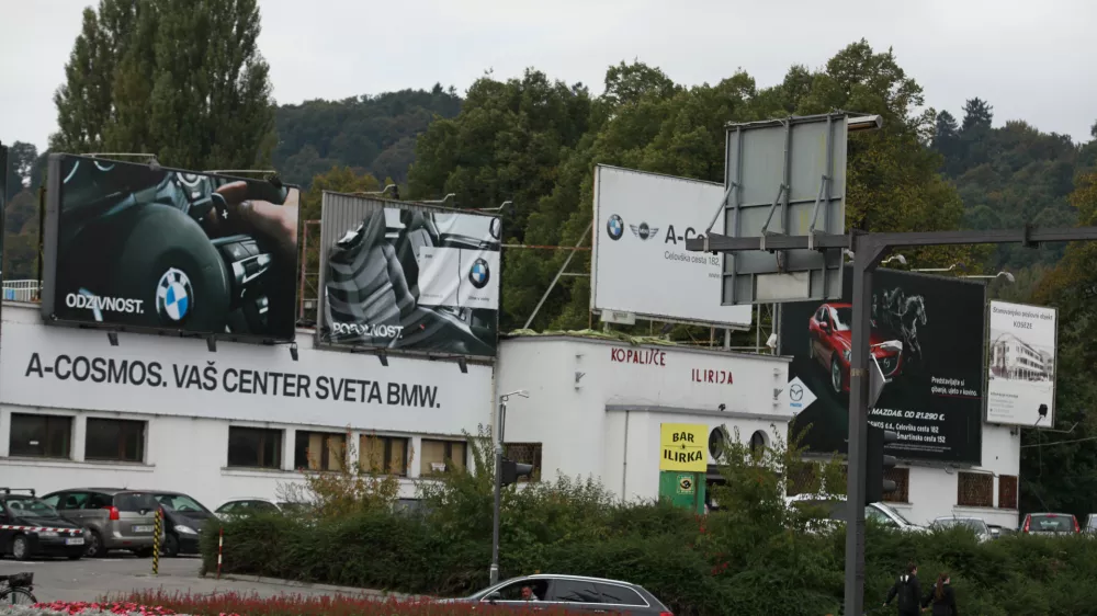 V letih pred začetkom gradnje novega kopali&scaron;ča s pokritim olimpijskim bazenom so se na pročelju Ilirije namnožili oglasni panoji, ki so kazili podobo starega Bloudkovega &scaron;portnega objekta. Foto: Luka Cjuha&nbsp;