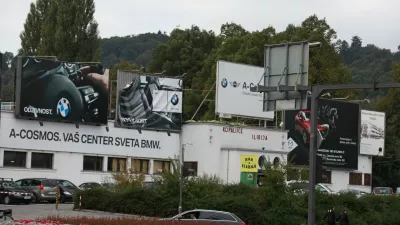 V letih pred začetkom gradnje novega kopali&scaron;ča s pokritim olimpijskim bazenom so se na pročelju Ilirije namnožili oglasni panoji, ki so kazili podobo starega Bloudkovega &scaron;portnega objekta. Foto: Luka Cjuha&nbsp;