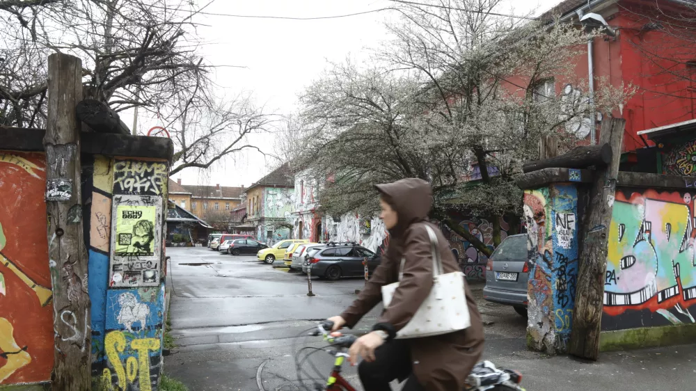 Slovenska zakonodaja nočne klube obravnava kot zbirali&scaron;ča večjega &scaron;tevila ljudi, kar pomeni, da zanje veljajo ukrepi, določeni v tehnični smernici. Na fotografiji AKC Metelkova mesto. Foto: Luka Cjuha