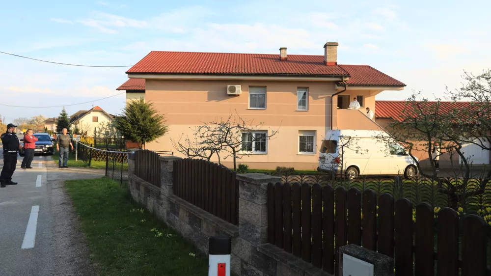 Na Dravskem polju, v občini Star&scaron;e, v majhnem naselju Brun&scaron;vik, ki ne &scaron;teje več kot 435 prebivalcev, se je včeraj zgodaj popoldan zgodila strahovita tragedija. V mlaki krvi je po neuradnih podatkih obležal znani &scaron;portni novinar, 48-letni Ale&scaron; Tihec. Uradne informacije o dogodku so skope, tiskovni predstavnik mariborske policijske uprave Miran &Scaron;adl pa je potrdil, da prve okoli&scaron;čine kažejo, da je mo&scaron;ki umrl nasilne smrti. "Nekaj pred 15. uro so bili policisti Policijske postaje (PP) Rače napoteni na intervencijo v zasebnem prostoru na območju PP Rače. Ob prihodu na kraj so na&scaron;li mo&scaron;kega, ki ni kazal znakov življenja. Takoj so pričeli z oživljanjem, ki so ga nadaljevali &scaron;e re&scaron;evalci, vendar mo&scaron;kemu ni bilo več pomoči. Umrl je na kraju," je pojasnil &Scaron;adl in razkril, da so policisti.v povezavi z dogodkom pridržali eno osumljenko.