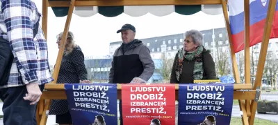- 13.03.2025 - Janez Janša oddal svoj podpis PROTI PRIVILEGIJEM na Upravni enoti, Linhartova - referendum, plakati, SDS//FOTO: Jaka Gasar