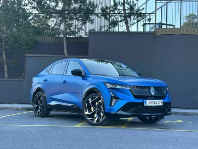 Priključnohibridni rafale lahko na elektriko prevozi dobrih 100 kilometrov. / Foto: Matjaž Terzič