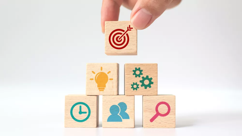 Umetnost privabljanja in zadrževanja najbolj&scaron;ih talentov torej daleč presega le povečanje plače, saj gre za oblikovanje celovite izku&scaron;nje zaposlenih, ki poudarja fleksibilnost, poklicni razvoj in du&scaron;evno zdravje. 