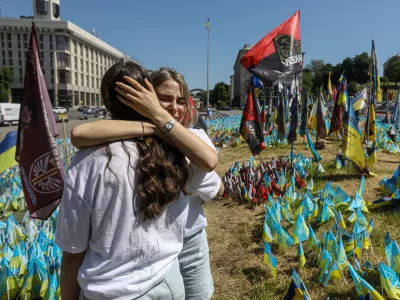 Kijev - Trg Maidan - žalovanje za umrlim prijateljem5.2024 - Ukrajina - repotaža za ObjektivFoto: Luka Cjuha