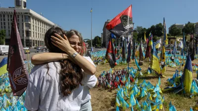 Kijev - Trg Maidan - žalovanje za umrlim prijateljem5.2024 - Ukrajina - repotaža za ObjektivFoto: Luka Cjuha