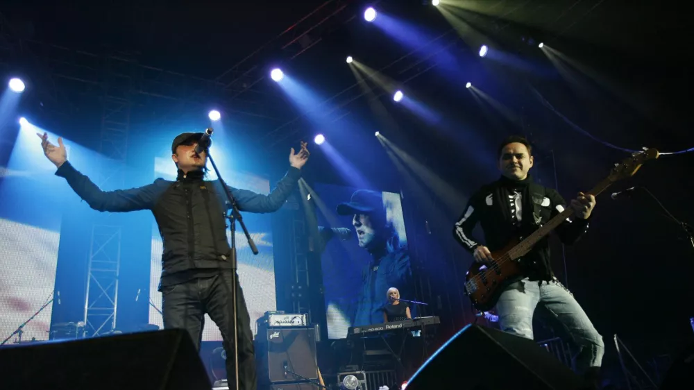 -Sarajevska skupina Plavi orkestar-Ljubljana, Hala Tivoli-Sarajevska pop rock skupina Plavi orkestar je v Ljubljani prvič po desetih letih nastopila na velikem dvoranskem koncertu v Hali Tivoli  //FOTO: Matej Pov&scaron;eOPOMBA: ZA OBJAVO V ČASOPISU DNEVNIK 