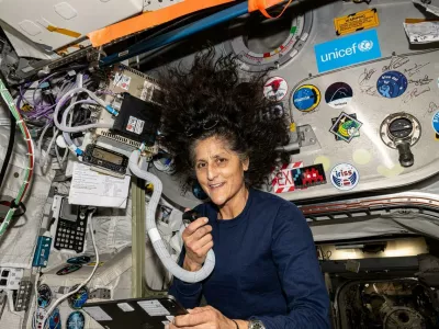Sunita Williams avgusta 2024 prek radia z ISS odgovarja na vpra&scaron;anja indonezijskih &scaron;tudentov. 