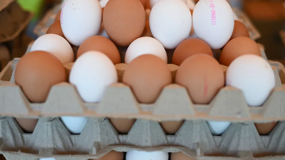 FILED - 12 March 2025, Hesse, Frankfurt/Main: White and brown eggs are displayed at a market stall at the weekly market in the Bornheim district. The United States has asked Germany to increase egg supplies. Photo: Arne Dedert/dpa