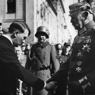 Adolf Hitler in Hindenburg v Potsdamu leta 1933 / Foto: Bundesarchiv