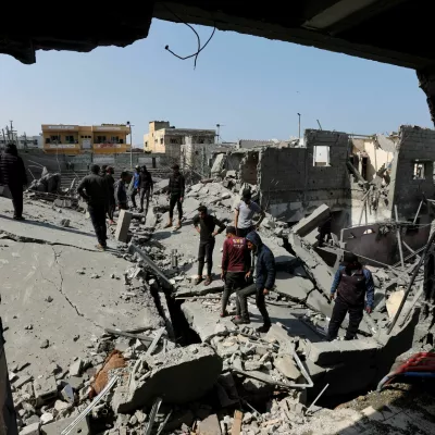 Palestinians inspect the site of an Israeli strike on a residential building, in Deir Al-Balah in the central Gaza Strip March 18, 2025. REUTERS/Ramadan Abed