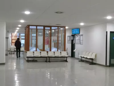 Kartice zdravstvenega zavarovanja ponekod uporabljajo za določanje vrstnega reda bolnikov. V vsakem primeru pa morajo, ko bolnik v ambulanti i&scaron;če pomoč, upo&scaron;tevati tudi nove osebne izkaznice. Fotografija je simbolična. Foto: Nata&scaron;a Bucik Ozebek&nbsp;