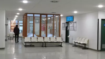 Kartice zdravstvenega zavarovanja ponekod uporabljajo za določanje vrstnega reda bolnikov. V vsakem primeru pa morajo, ko bolnik v ambulanti i&scaron;če pomoč, upo&scaron;tevati tudi nove osebne izkaznice. Fotografija je simbolična. Foto: Nata&scaron;a Bucik Ozebek&nbsp;