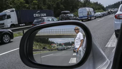 - prometni zastoj - promet je obstal vse do ljubljanske obvoznice - - 13.07.2015 - Primorska avtocesta - huda prometna nesreča s smrtnim izidom na avtocesti med Lomom in Uncem proti Kopru - življenje so izgubili &scaron;tirje romunski državljani - voznik tovornega vozila s cisterno, ki je bilo udeleženo v prometni nesreči je s kraja nesreče pobegnil - ///FOTO: Jaka Gasar
