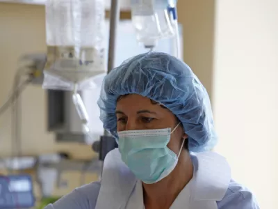 - medicinske sestre - zdravstvo - zdravstvena nega - - Klinični oddelek za plastično, rekonstrukcijsko, estetsko kirurgijo in opekline - UKC Ljubljana //FOTO: Luka Cjuha