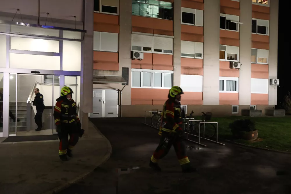 18.03.2025 Požar v stanovanju &Scaron;tepanjski naselje - gasilec gasilciFoto: Luka Cjuha