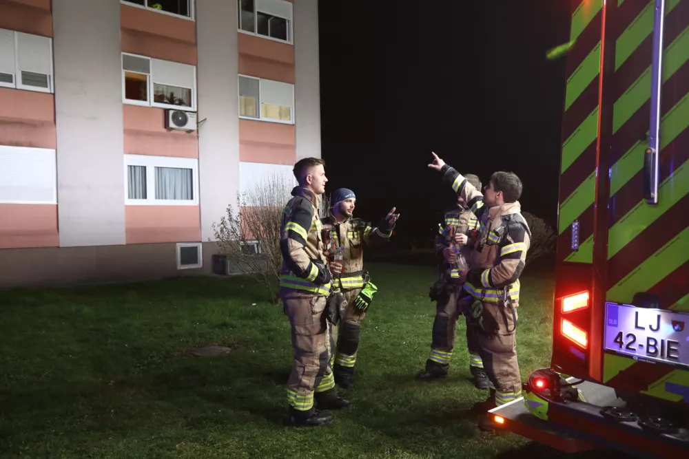 18.03.2025 Požar v stanovanju &Scaron;tepanjski naselje - gasilec gasilciFoto: Luka Cjuha