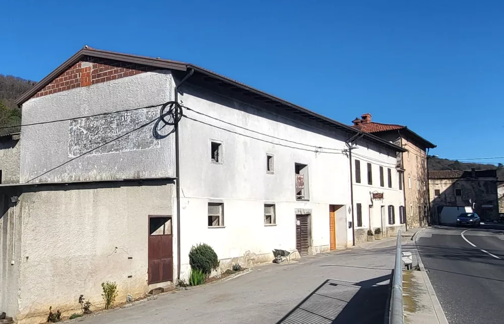 Črniče, ostanek fa&scaron;istične parole na zidu / Foto: Katja Gle&scaron;čič 