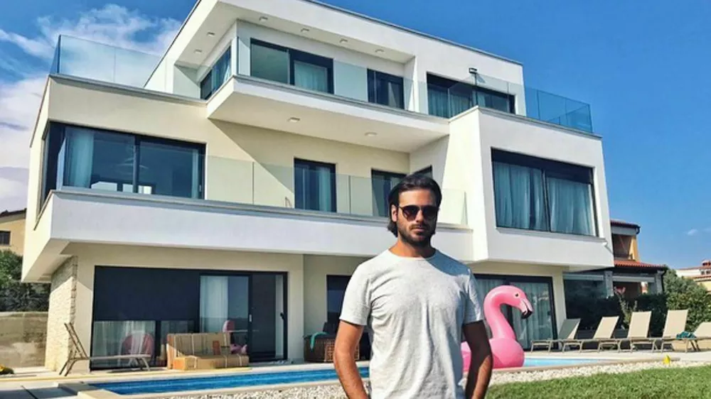 Stjepan Hauser pred svojo vilo. F instagram Stjepana Hauserja