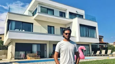 Stjepan Hauser pred svojo vilo. F instagram Stjepana Hauserja