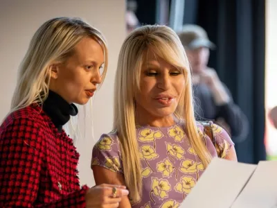 Po 27 letih na čelu hi&scaron;e Donatella Versace zapu&scaron;ča mesto kreativne direktorice kultne modne hi&scaron;e. F IG/Donatella Versace 