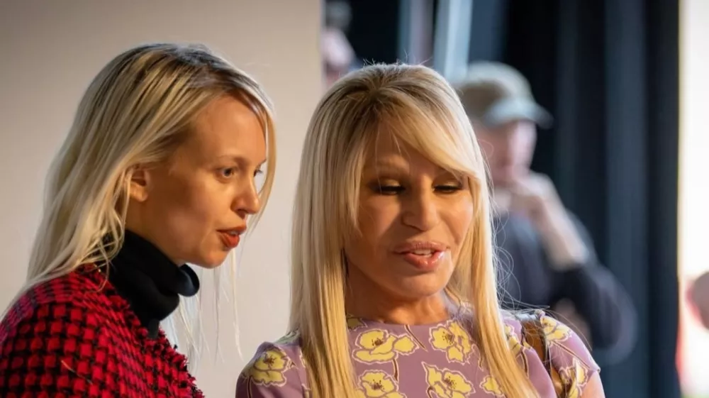 Po 27 letih na čelu hi&scaron;e Donatella Versace zapu&scaron;ča mesto kreativne direktorice kultne modne hi&scaron;e. F IG/Donatella Versace 