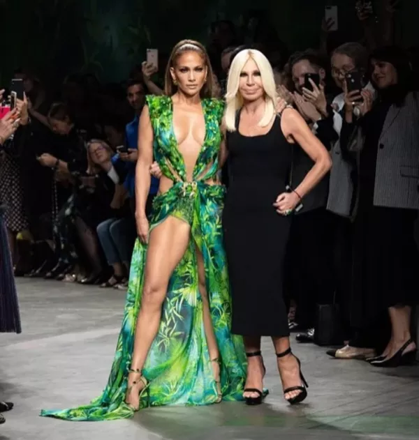 Ikoničen videz Jennifer Lopez na grammyjih leta 2000, ko je blestela v zeleni svileni &scaron;ifonski obleki znamke Versace. F IG/Jlo