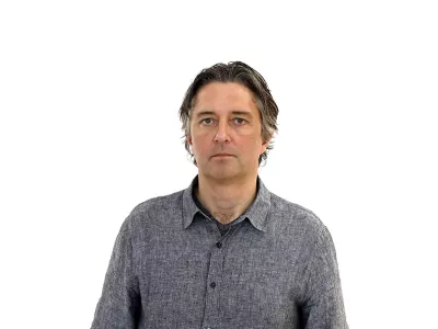 Uro&scaron; &Scaron;emrovZA ONLINE - Redakcija Dnevnik 2024 - portreti za komentarje in kolumne - kolumnisti - komentatorji &ndash; novinarji - portret //FOTO: Luka Cjuha