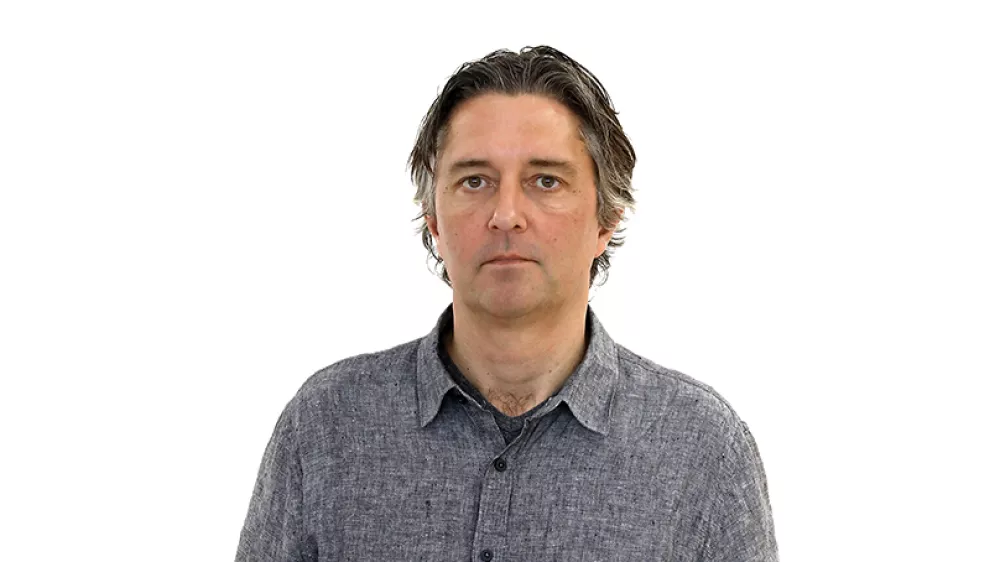 Uro&scaron; &Scaron;emrovZA ONLINE - Redakcija Dnevnik 2024 - portreti za komentarje in kolumne - kolumnisti - komentatorji &ndash; novinarji - portret //FOTO: Luka Cjuha