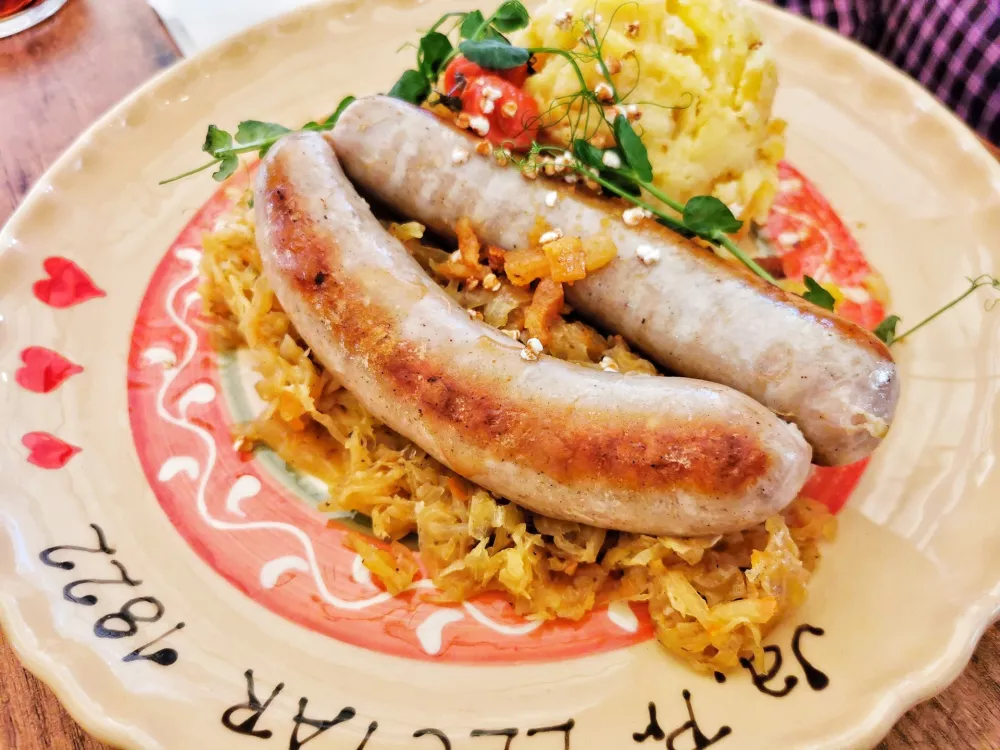 Pečenica, kislo zelje in pražen krompir, Gostilna Pr' Lectar