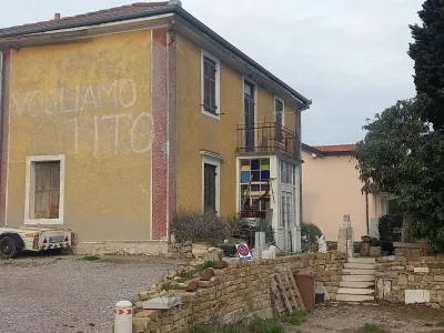 Portorož, Belokri&scaron;ka cesta, Vogliamo Tito, parola / Foto: Katja Gle&scaron;čič 