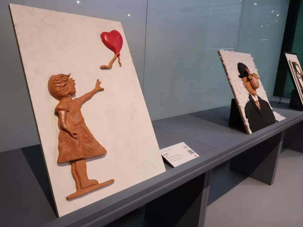 Deklica z balonom skrivnostnega umetnika Banksyja odslej za slepe ni več skrivnost.&nbsp;/ Foto: Nata&scaron;a Bucik Ozebek