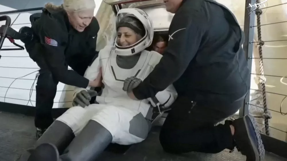 Suni Williams so takole pomagali po povratku na Zemljo. &nbsp;/ Foto: Reuters/Nasa