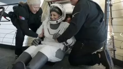 Suni Williams so takole pomagali po povratku na Zemljo. &nbsp;/ Foto: Reuters/Nasa