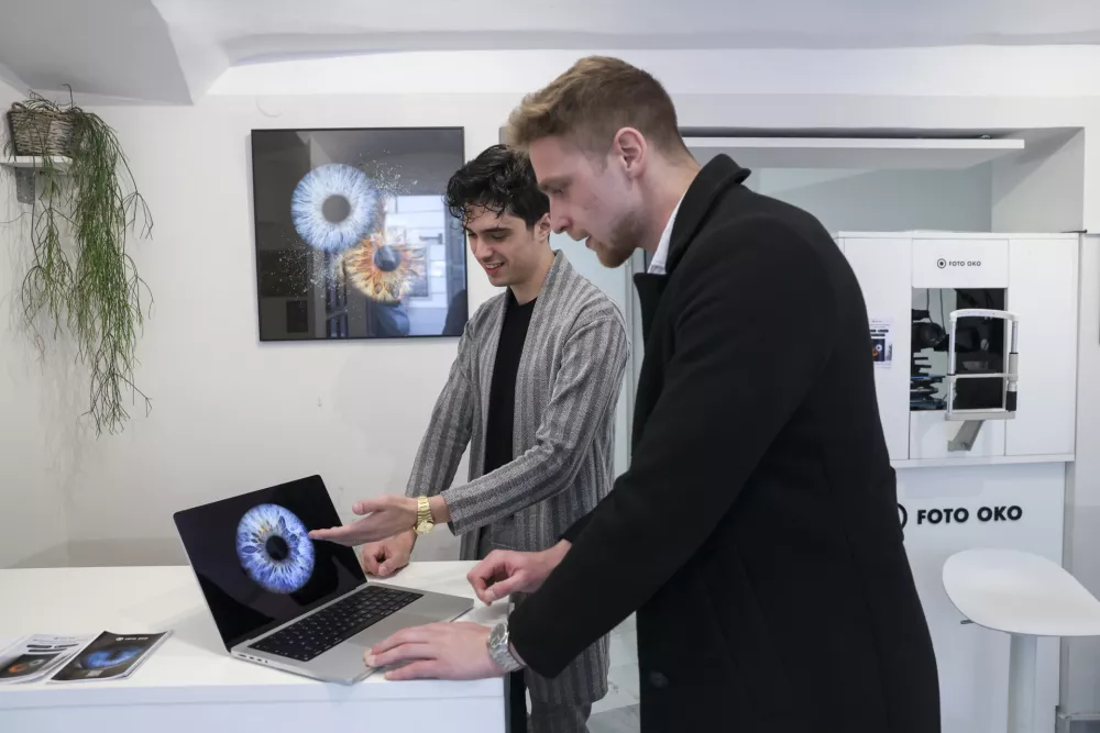 V studiu Fotooko ustvarjalca Mart Ogrin (zadaj) in Luka &Scaron;tuhec izdelujeta makro fotografije oči. Foto: Jaka Gasar