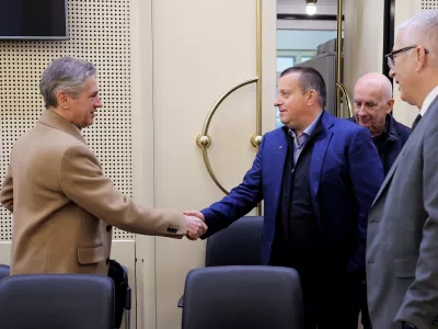 Ljubljana, vlada.Srecanje predsednika vlade s predstavniki gospodarskih zdruzenj in organizacij.Predsednik vlade Robert Golob in predsednik SBC Joc Pececnik.