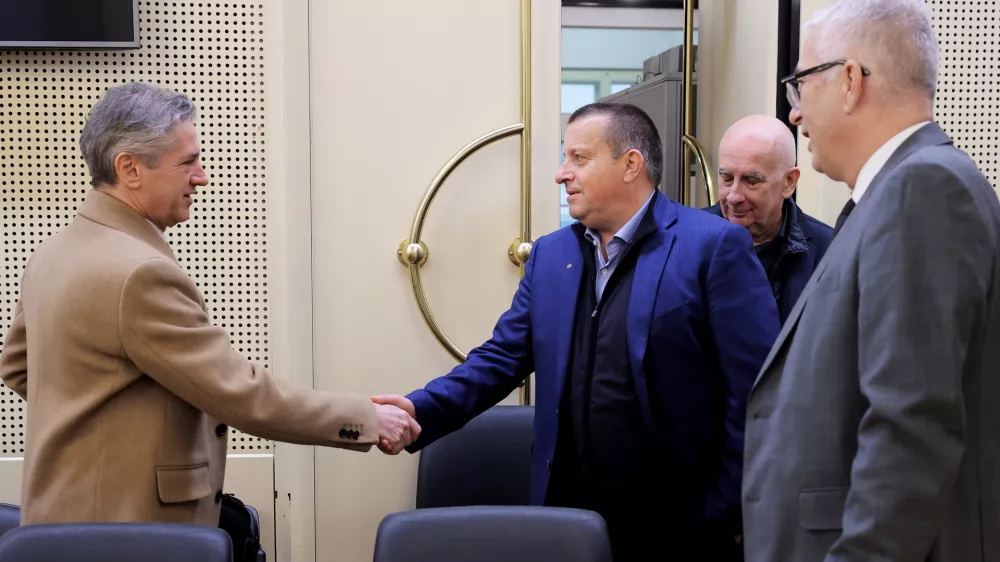 Ljubljana, vlada.Srecanje predsednika vlade s predstavniki gospodarskih zdruzenj in organizacij.Predsednik vlade Robert Golob in predsednik SBC Joc Pececnik.