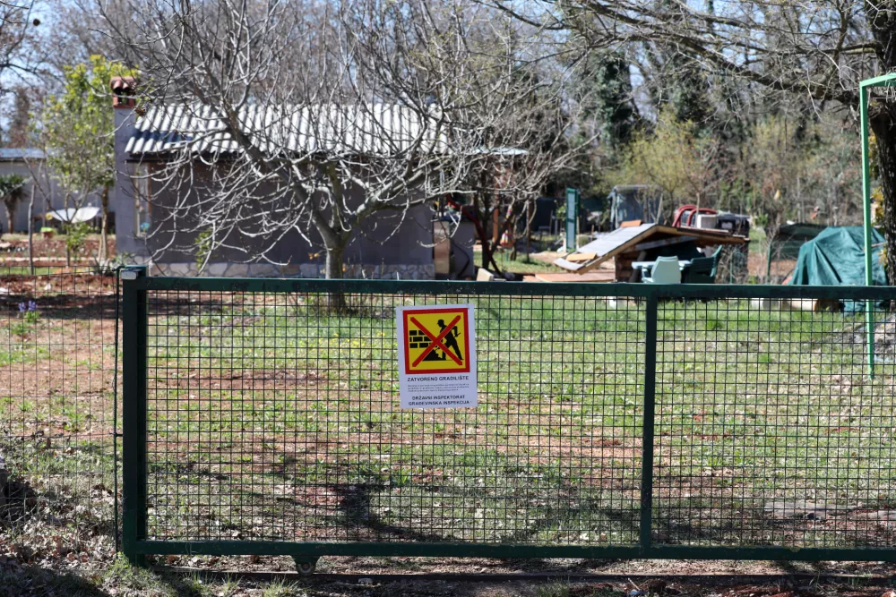 19.03.2025., Umag - Rusenje bespravno sagradjenih objekata na podrucju Umaga. Photo: Sasa Miljevic/PIXSELL
