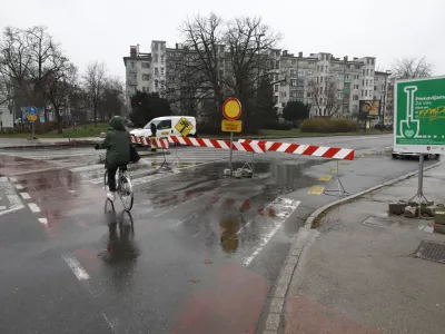Mestna občina Ljubljana je napovedala, da bo 21. marca začela veljati nekoliko drugačna prometna ureditev na odseku Linhartove ceste med Matjaževo ulico in kroži&scaron;čem Žale. Foto: Luka Cjuha