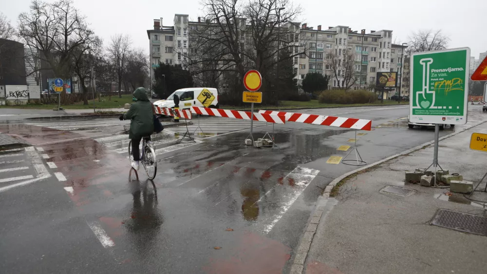 Mestna občina Ljubljana je napovedala, da bo 21. marca začela veljati nekoliko drugačna prometna ureditev na odseku Linhartove ceste med Matjaževo ulico in kroži&scaron;čem Žale. Foto: Luka Cjuha