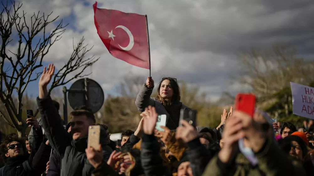 People gather outside the City Hall to protest the arrest of Istanbul Mayor Ekrem Imamoglu in Istanbul, Turkey, Wednesday, March 19, 2025. (AP Photo/Emrah Gurel)